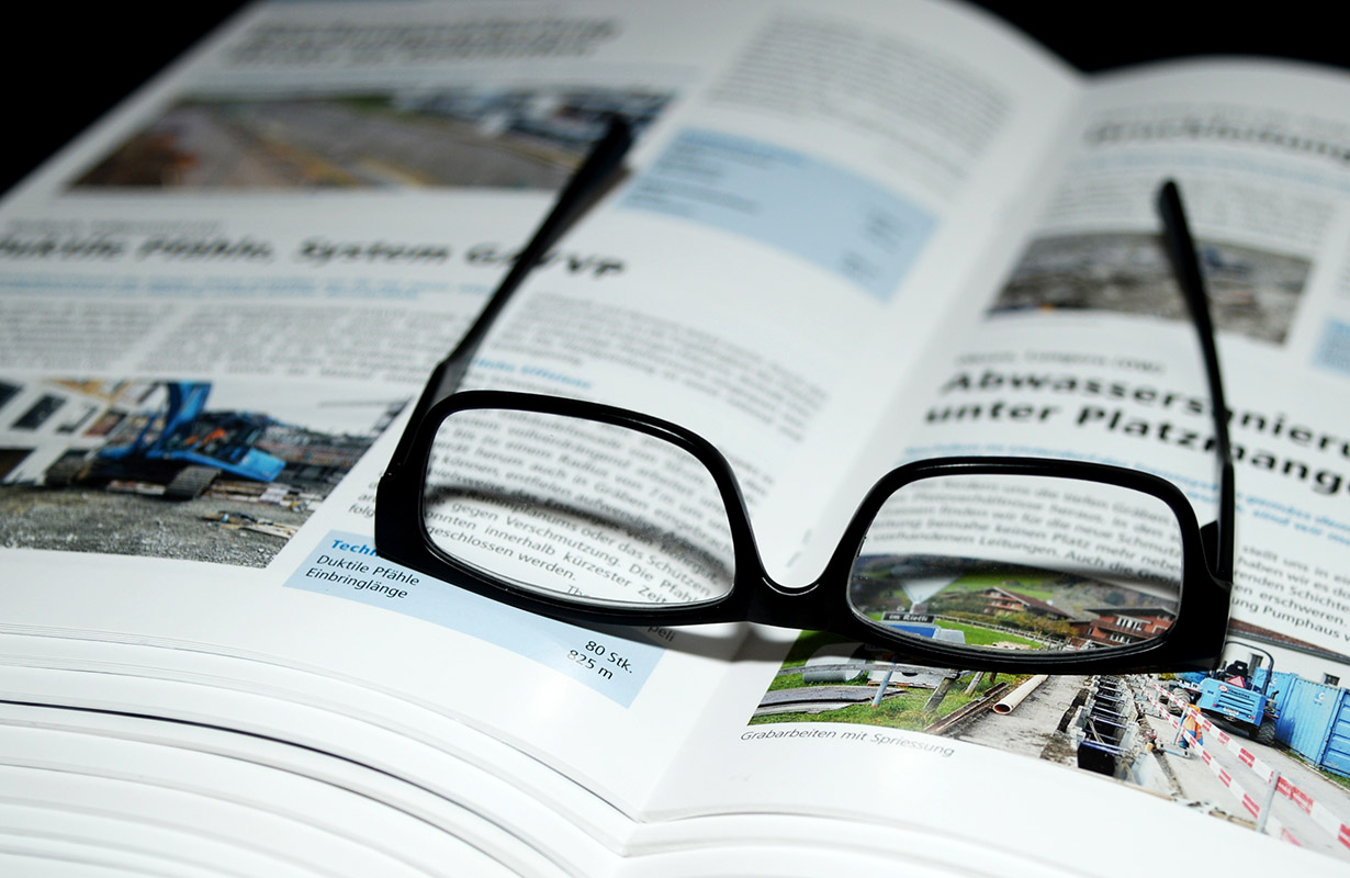 Zeitschriften mit einer Lesebrille