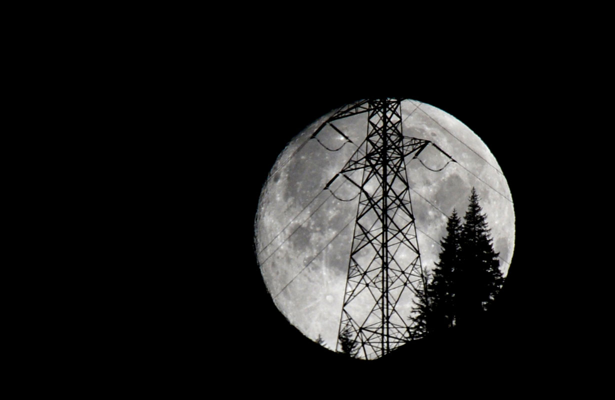 Vollmond mit Strommasten