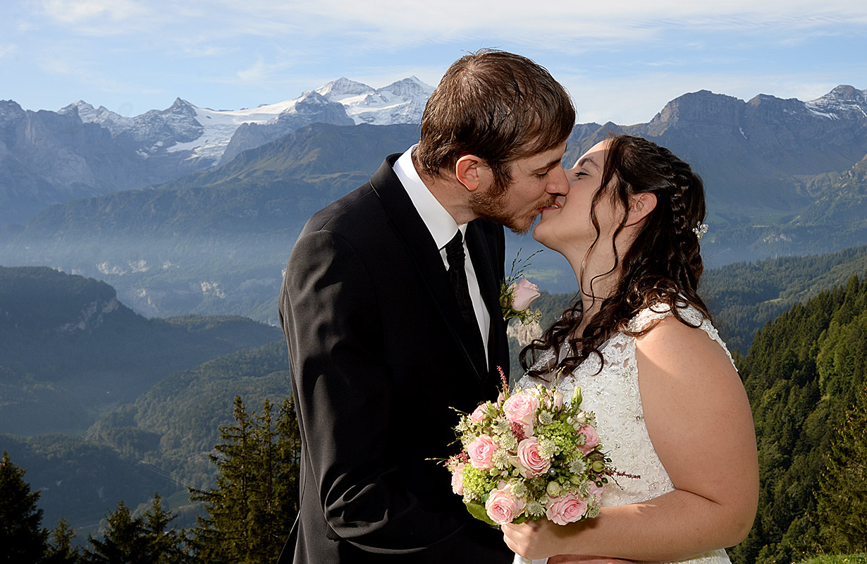 Kuss des Brautpaars hoch über Lungern